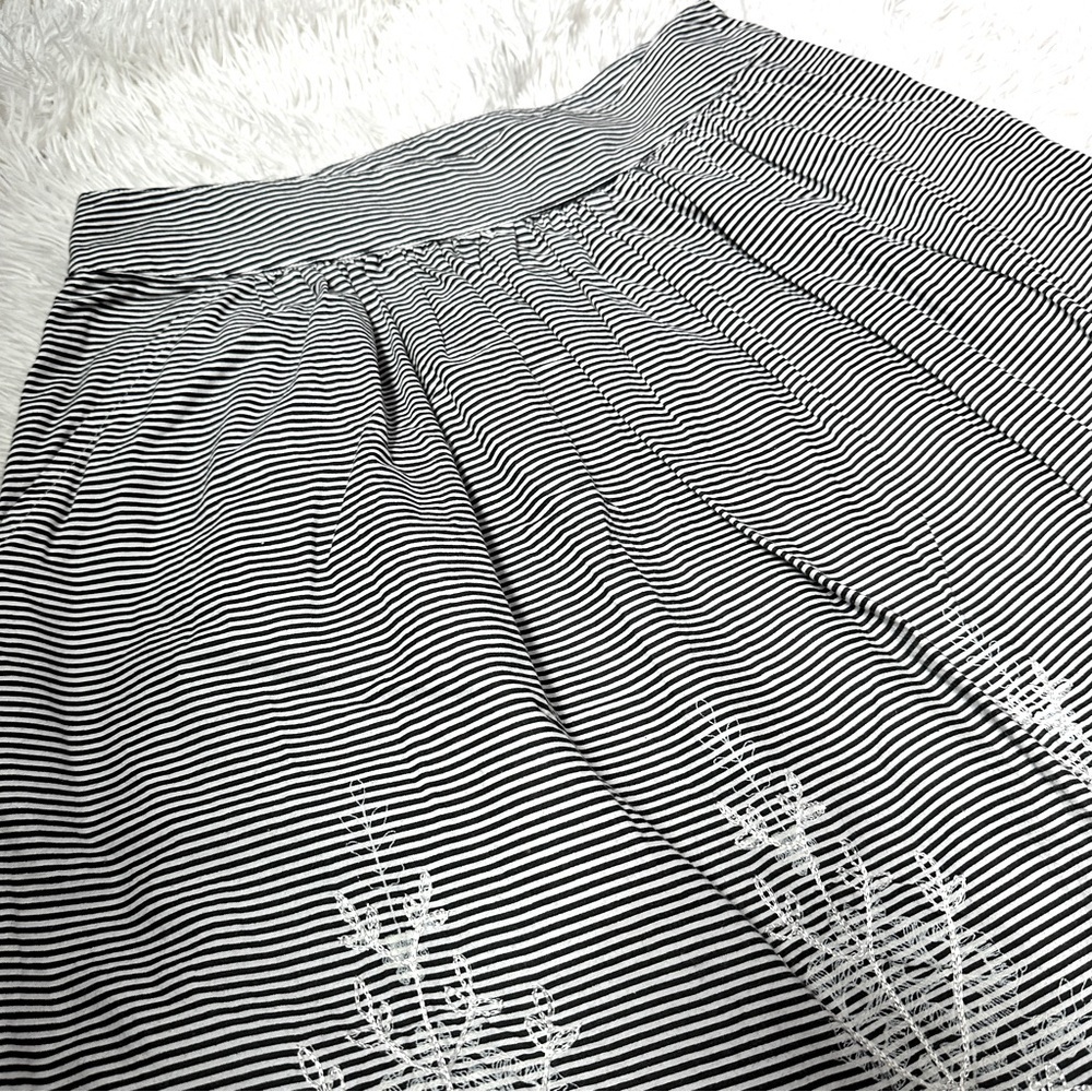NY Collection Black White Striped Skirt w/ Embroidered Hem | Size 6 - Picture 12 of 15